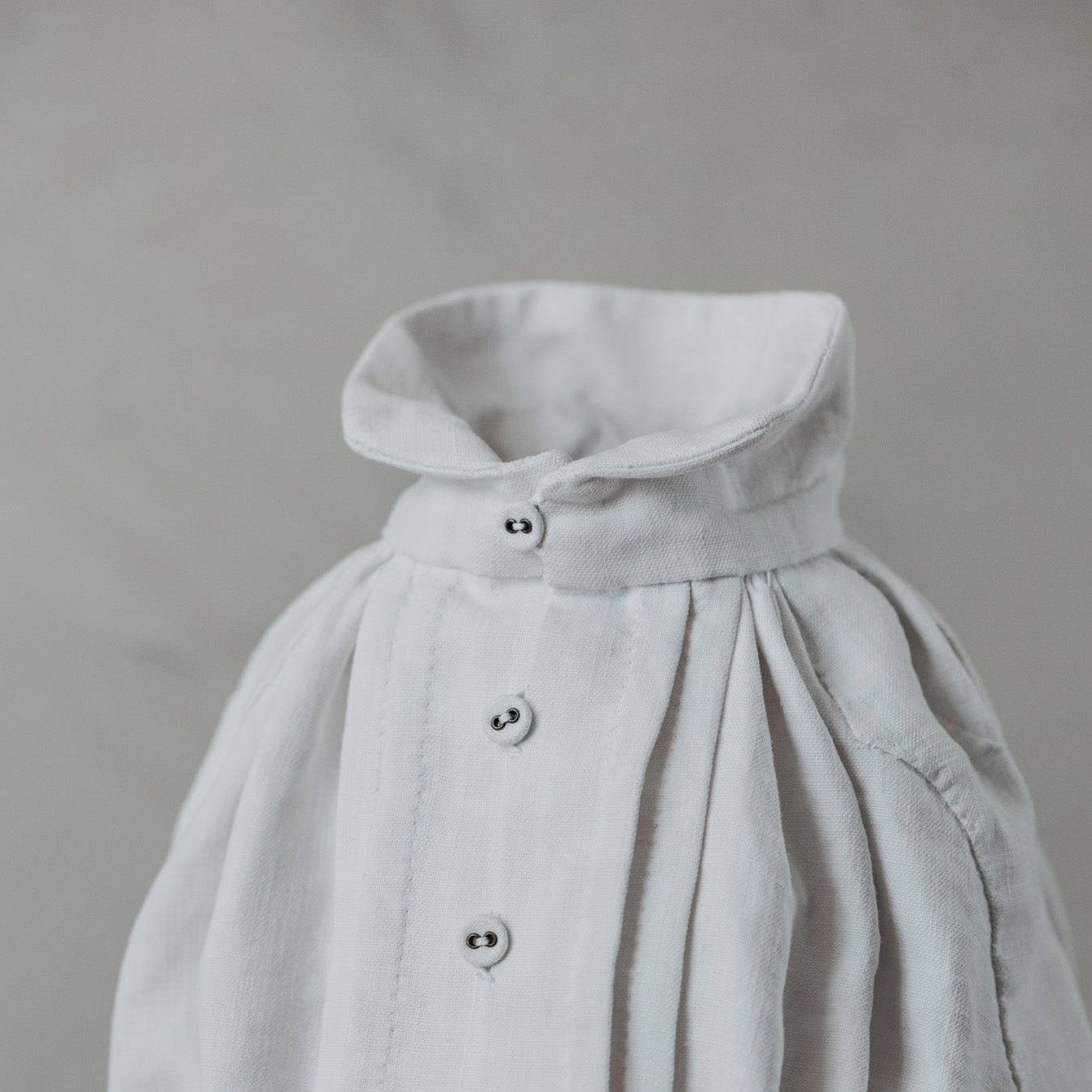 お洋服のように装いを変えるように、衿を立てて飾ることで、また違った表情を楽しめます。