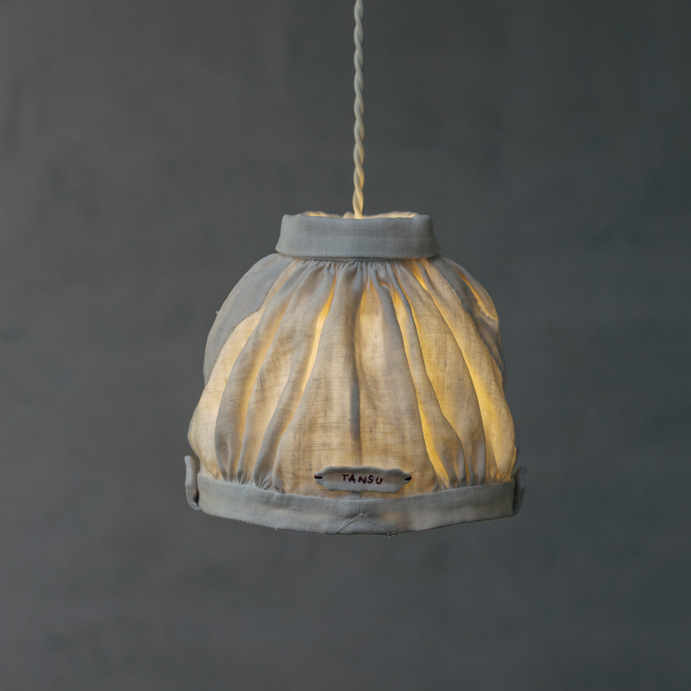 背面参考。ギャザーをふんだんに重ねた、やわらかな表情。