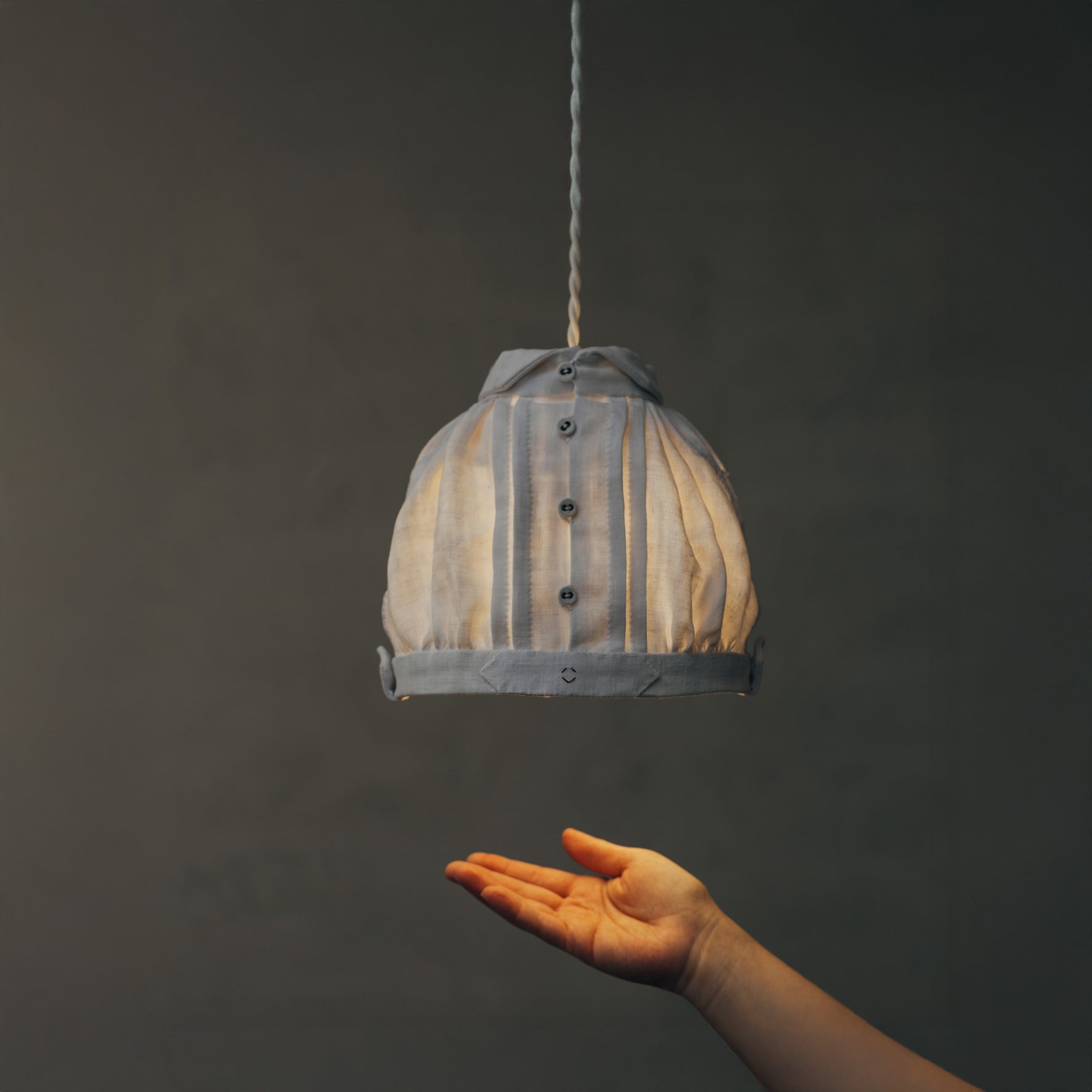 点灯時参考。25W相当（約230lm）のLED電球を付属しています。布製シェードのため、40W相当（約450lm）以下のLED電球のご使用を推奨しております。