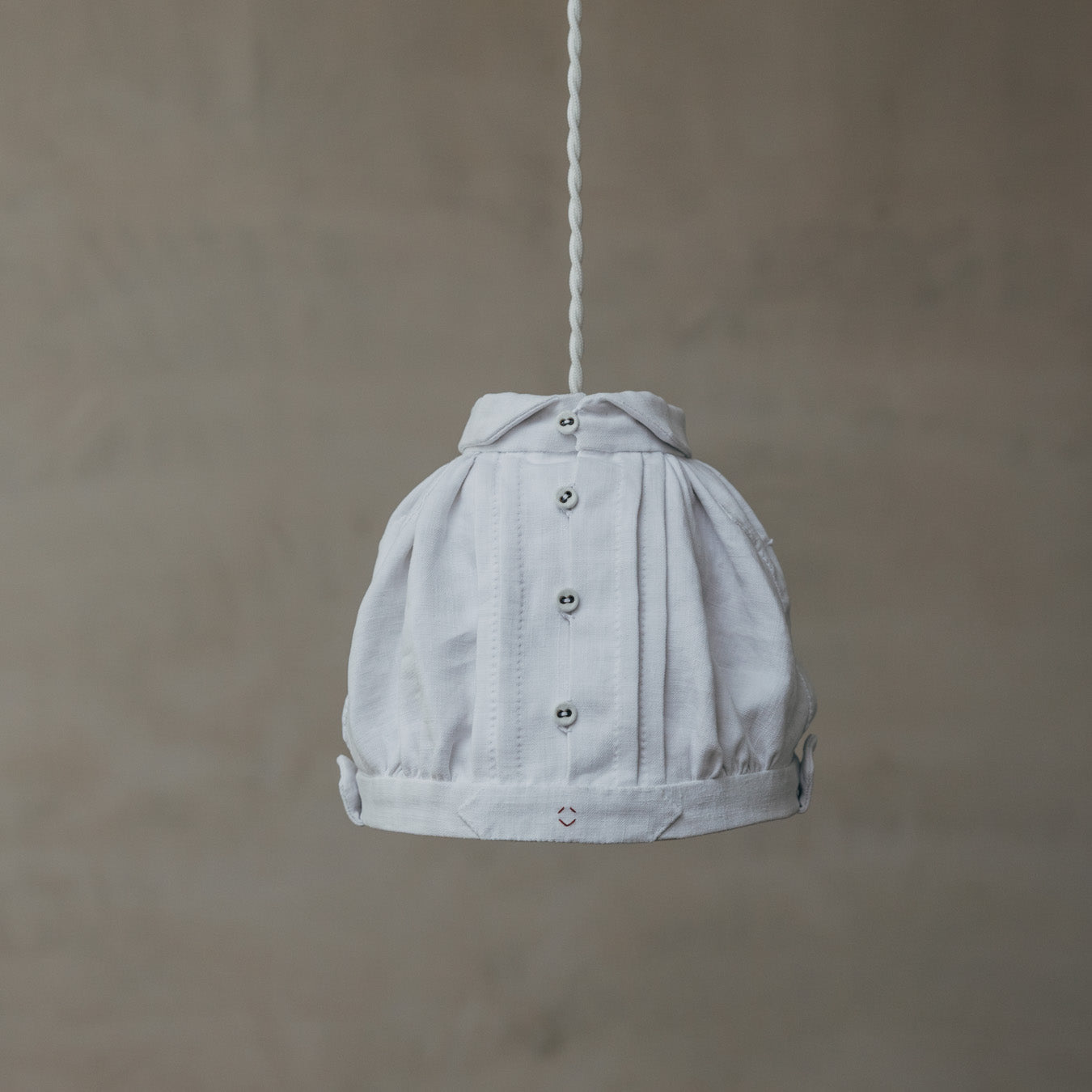 灯りを消していても、趣のあるアンティークリネンの表情やかたちが魅力的です。どこかユーモラスで、愛嬌のある佇まいも魅力のひとつ。