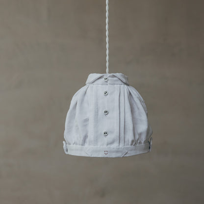 灯りを消していても、趣のあるアンティークリネンの表情やかたちが魅力的です。どこかユーモラスで、愛嬌のある佇まいも魅力のひとつ。