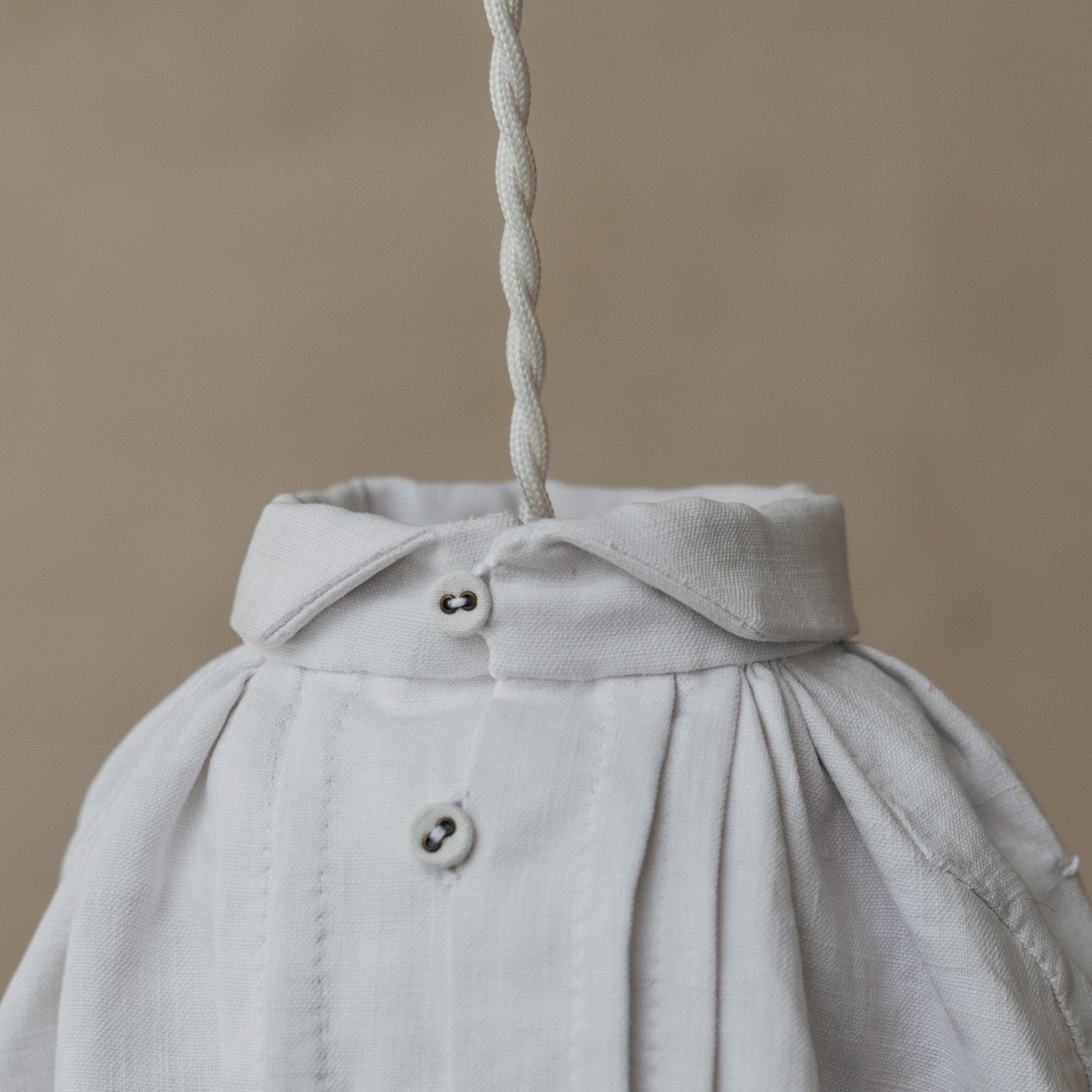 リネンくるみボタンをあしらっています。手縫いによる仕立ての表情も、魅力のひとつです。