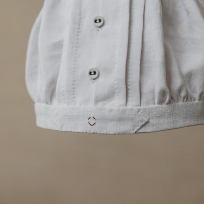 時を経たリネンならではの風合いも魅力。裾タブには、あんこちゃんのワンポイント刺繍。思わず微笑むアクセントです。