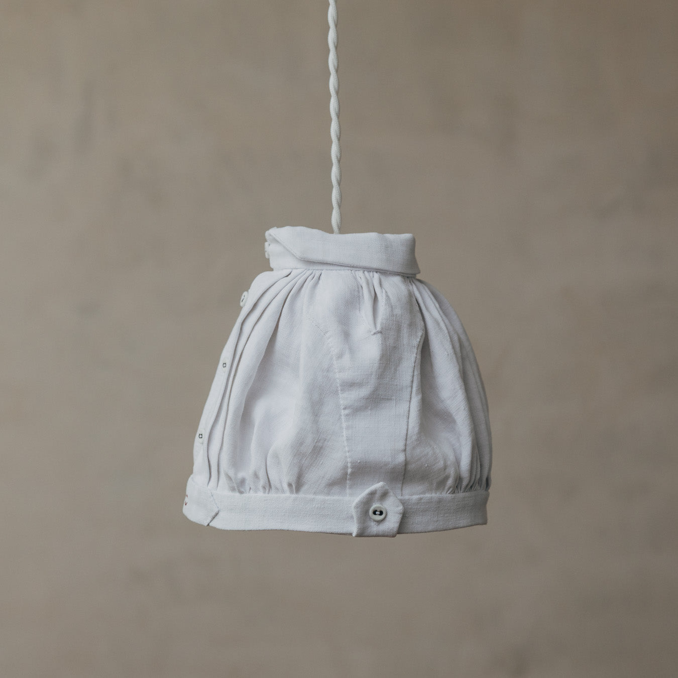 サイド参考。アンティークシャツの肩ディテールの佇まいを思わせるデザイン。