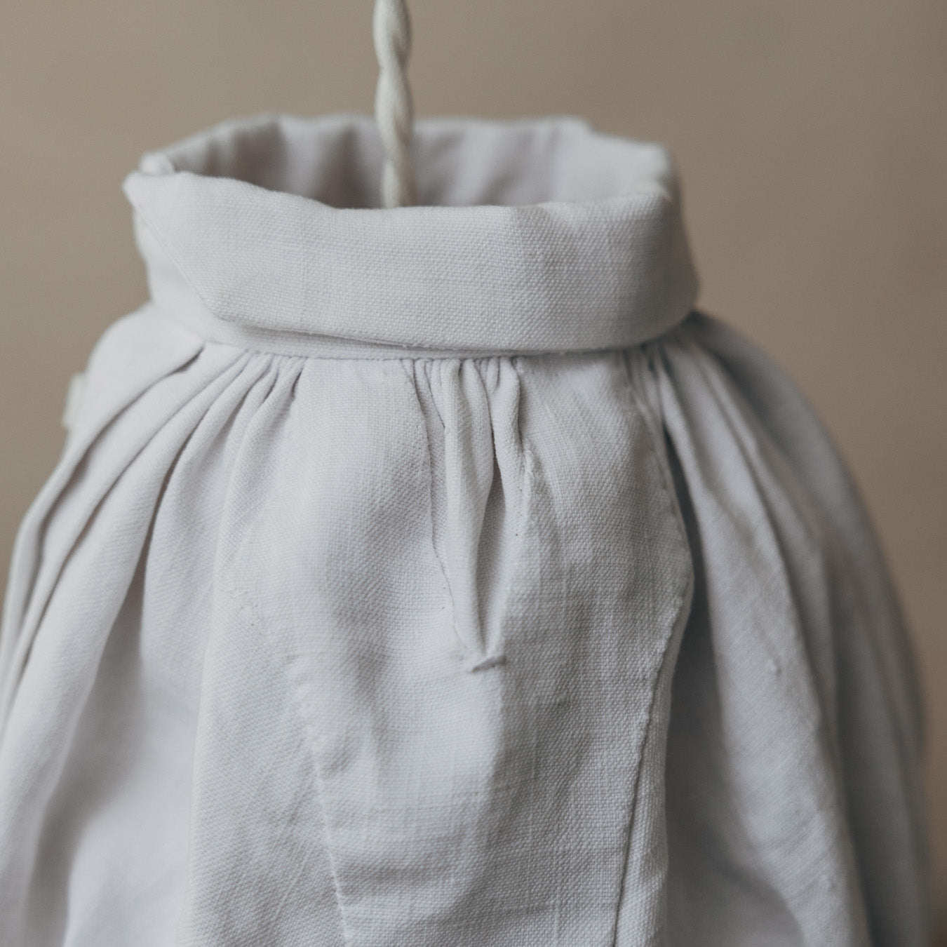 時を経たリネンならではの風合いも魅力。サイドはアンティークシャツの肩ディテールの佇まいを思わせるデザイン。