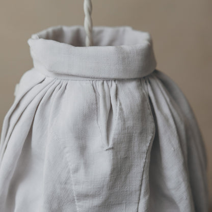 時を経たリネンならではの風合いも魅力。サイドはアンティークシャツの肩ディテールの佇まいを思わせるデザイン。