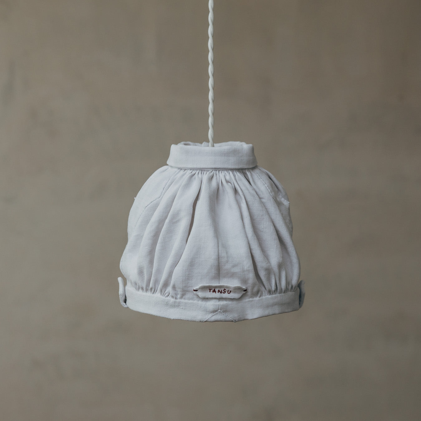 背面参考。ギャザーをふんだんに重ねた、やわらかな表情。