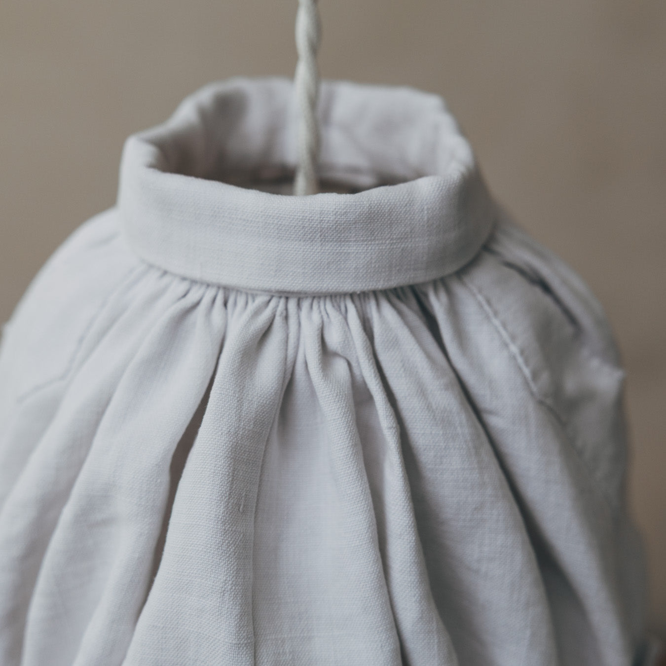 細やかなギャザーが生む、首元の仕立て。