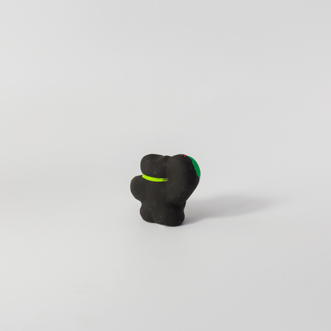 habotan-土人形「二股大根持ち黒招き猫」