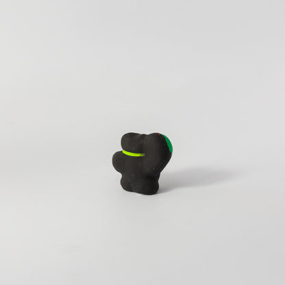 habotan-土人形「二股大根持ち黒招き猫」