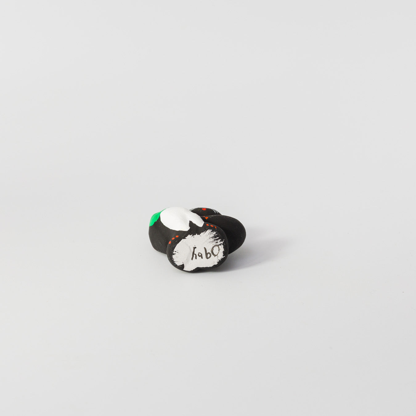 habotan-土人形「二股大根持ち黒招き猫」