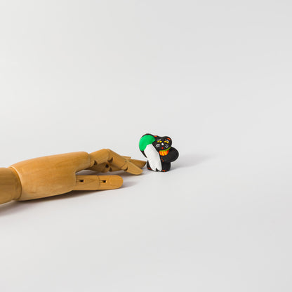 habotan-土人形「二股大根持ち黒招き猫」