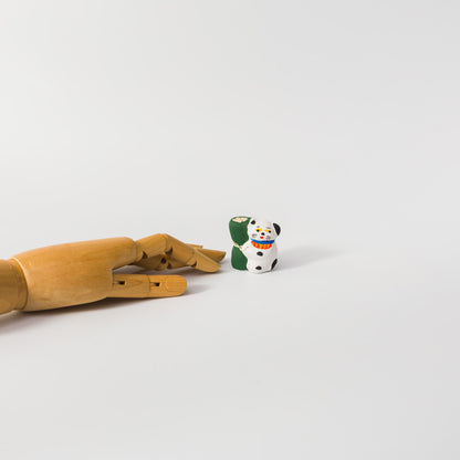 habotan-土人形「昆布巻きにくっつく犬」