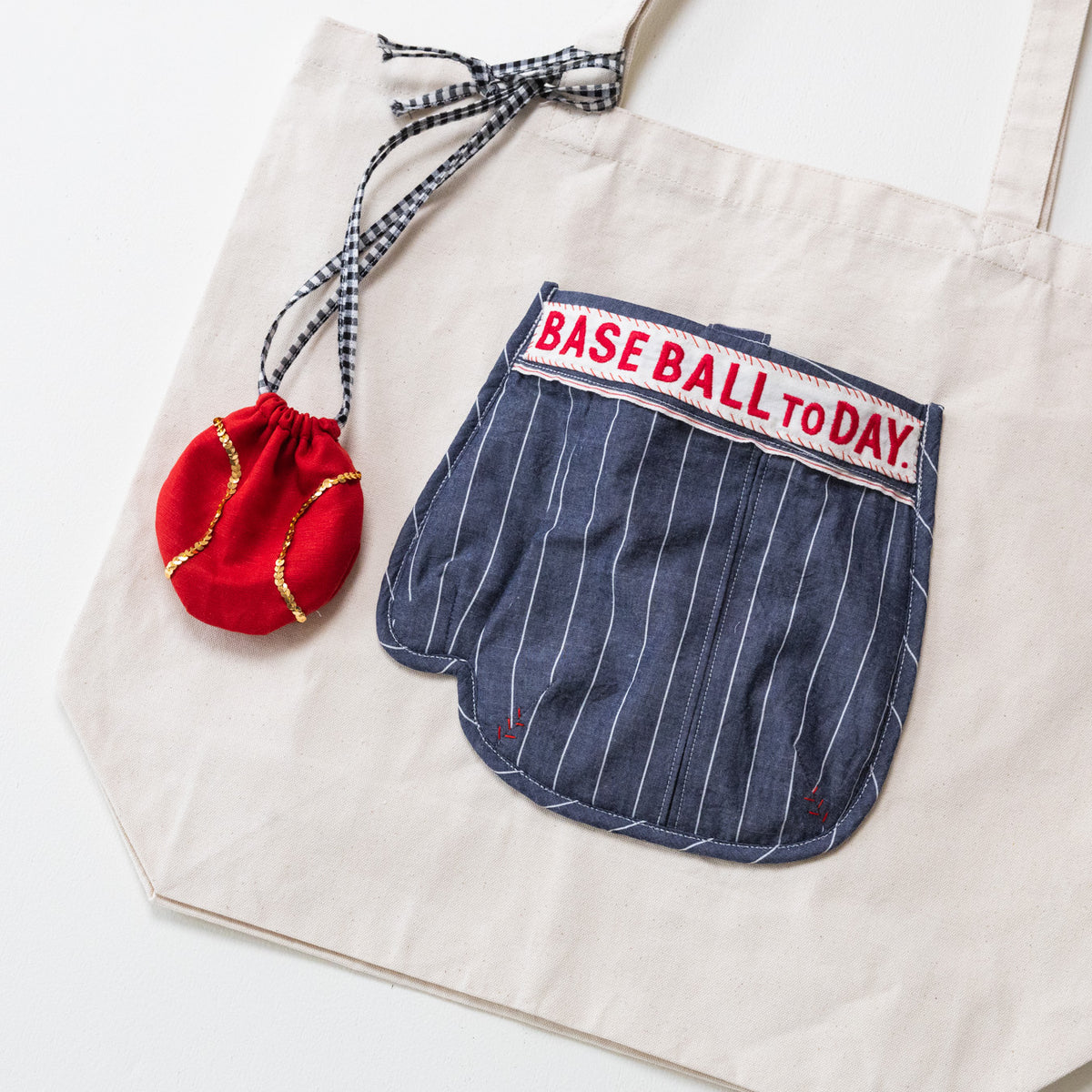 「BASE BALL TO DAY」ロゴはミシン刺繍。クラシカル感が漂う雰囲気です。