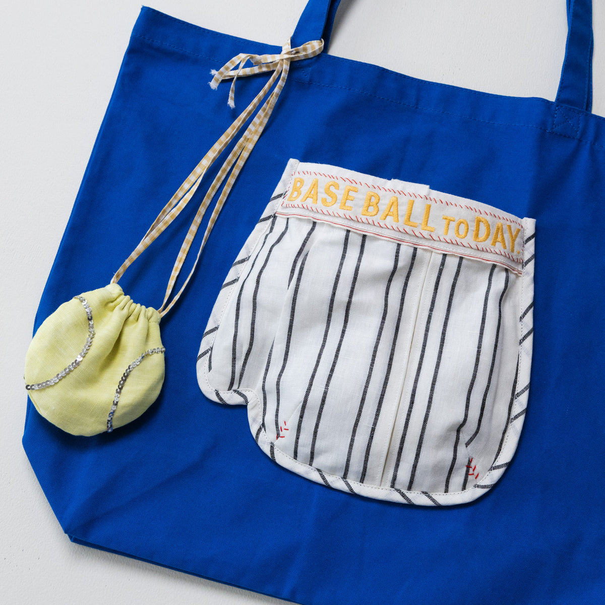 「BASE BALL TO DAY」ロゴはミシン刺繍。クラシカル感が漂う雰囲気です。