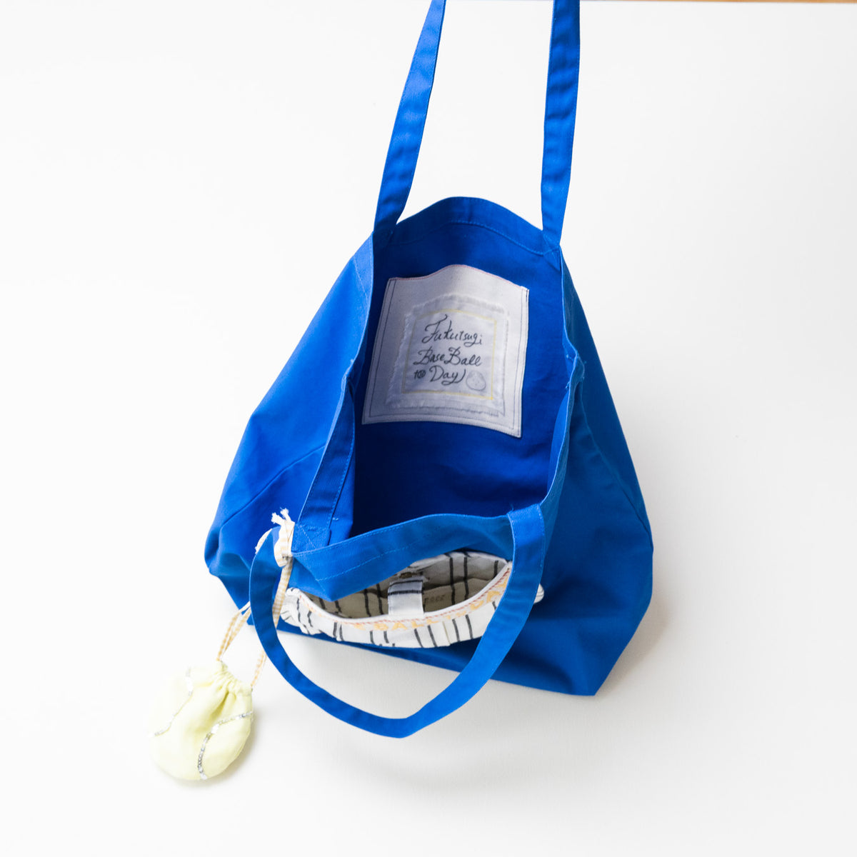 内側にはオリジナルタグのついたポケット付き。