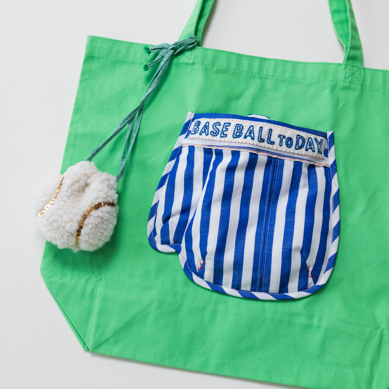 「BASE BALL TO DAY」ロゴはハンド刺繍。クラフト感が漂うかわいらしい雰囲気です。