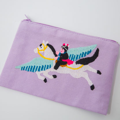 一点一点、すべて手刺繍で、素朴でワイルドな風合いと表情が楽しめます。