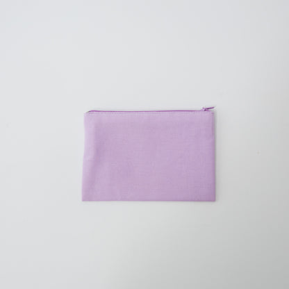 背面は無地で、刺繍柄とのコントラストが引き立ちます。