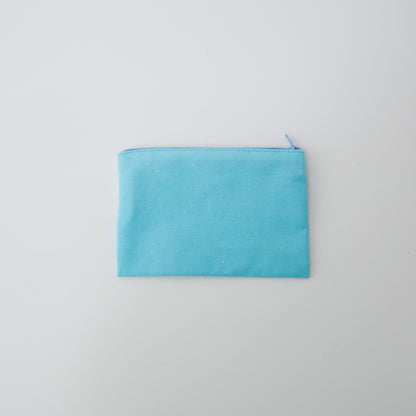 背面は無地で、刺繍柄とのコントラストが引き立ちます。