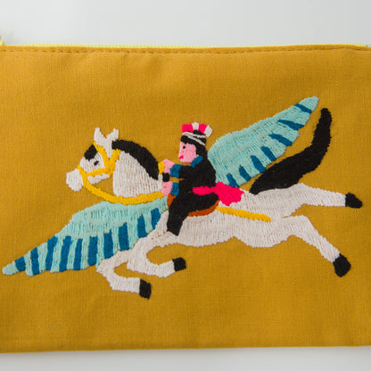 一点一点、すべて手刺繍で、素朴でワイルドな風合いと表情が楽しめます。