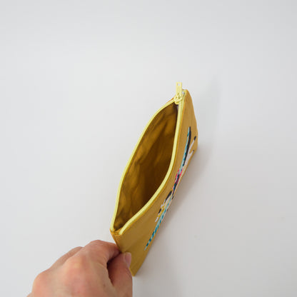裏地付きの二重仕立てで、しっかりとした作りです。