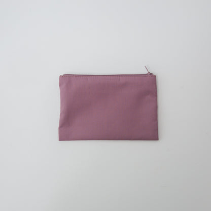 背面は無地で、刺繍柄とのコントラストが引き立ちます。