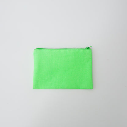 背面は無地で、刺繍柄とのコントラストが引き立ちます。