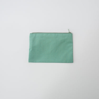 背面は無地で、刺繍柄とのコントラストが引き立ちます。