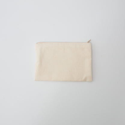 背面は無地で、刺繍柄とのコントラストが引き立ちます。