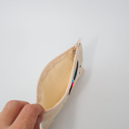 裏地付きの二重仕立てで、しっかりとした作りです。