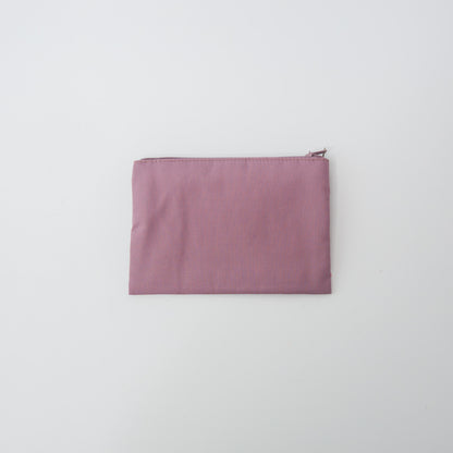 背面は無地で、刺繍柄とのコントラストが引き立ちます。