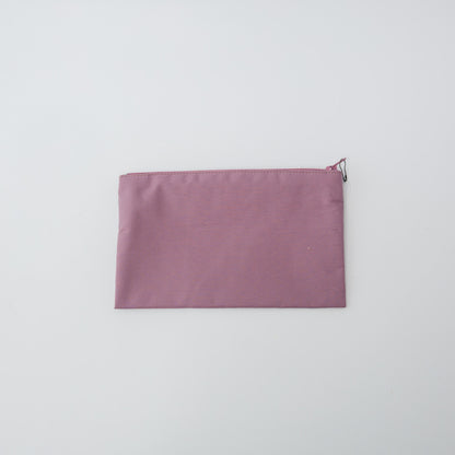 一点一点、すべて手刺繍で、素朴でワイルドな風合いと表情が楽しめます。