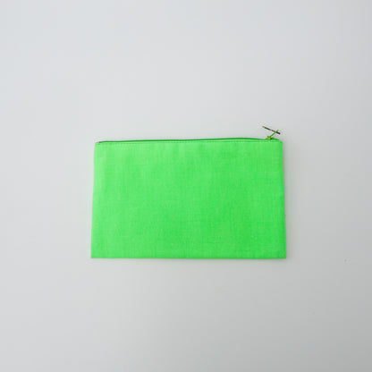 背面は無地で、刺繍柄とのコントラストが引き立ちます。