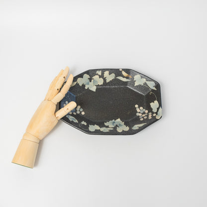 はるな陶芸工房-八角深皿-ぶどうとヒヨドリ-黒