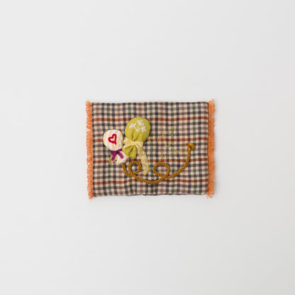 おふとんには、風船をモチーフにした装飾を施しています。「Voyage en ballon」と刺繍されています。