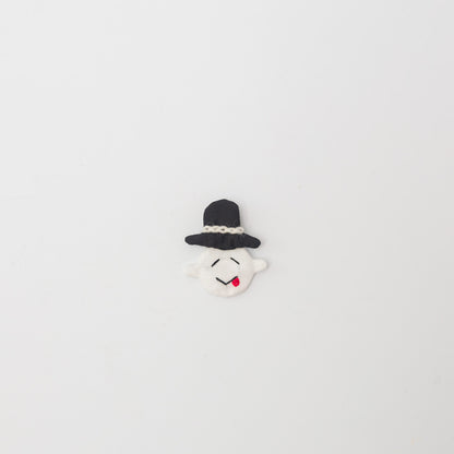 "あんこちゃん"の顔ブローチ。ハット帽をかぶった装い。