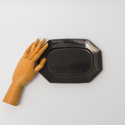 今井律湖-八角皿-鉄黒