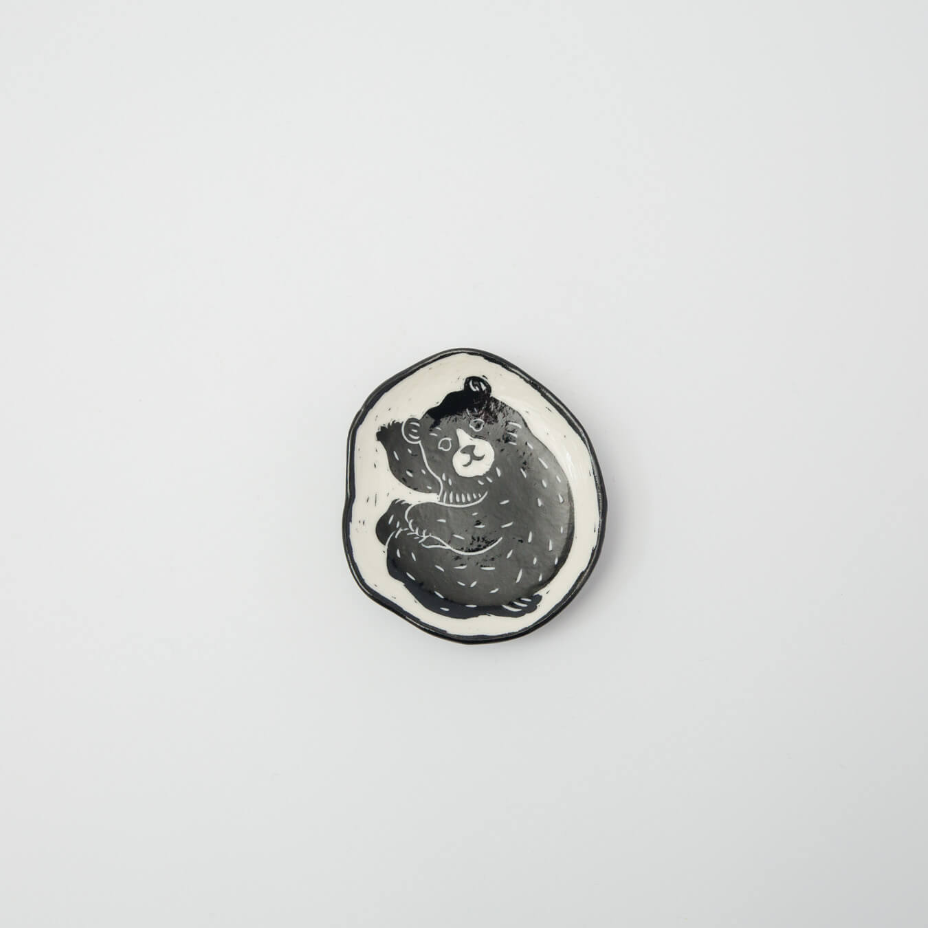 かわいいクマが描かれた、豆皿です。個体差ございます。