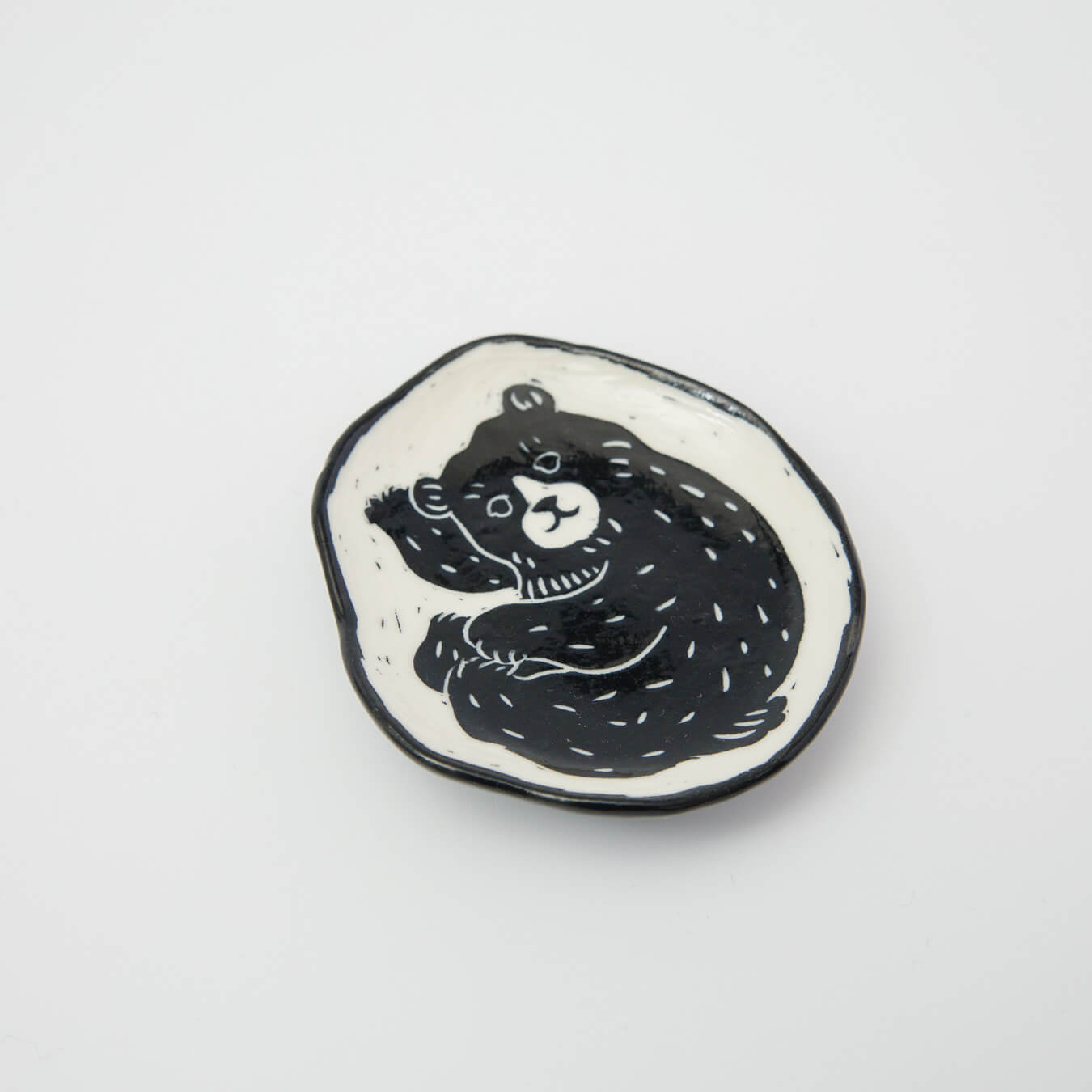 かわいいクマが描かれた、豆皿です。個体差ございます。