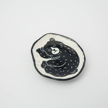 かわいいクマが描かれた、豆皿です。個体差ございます。