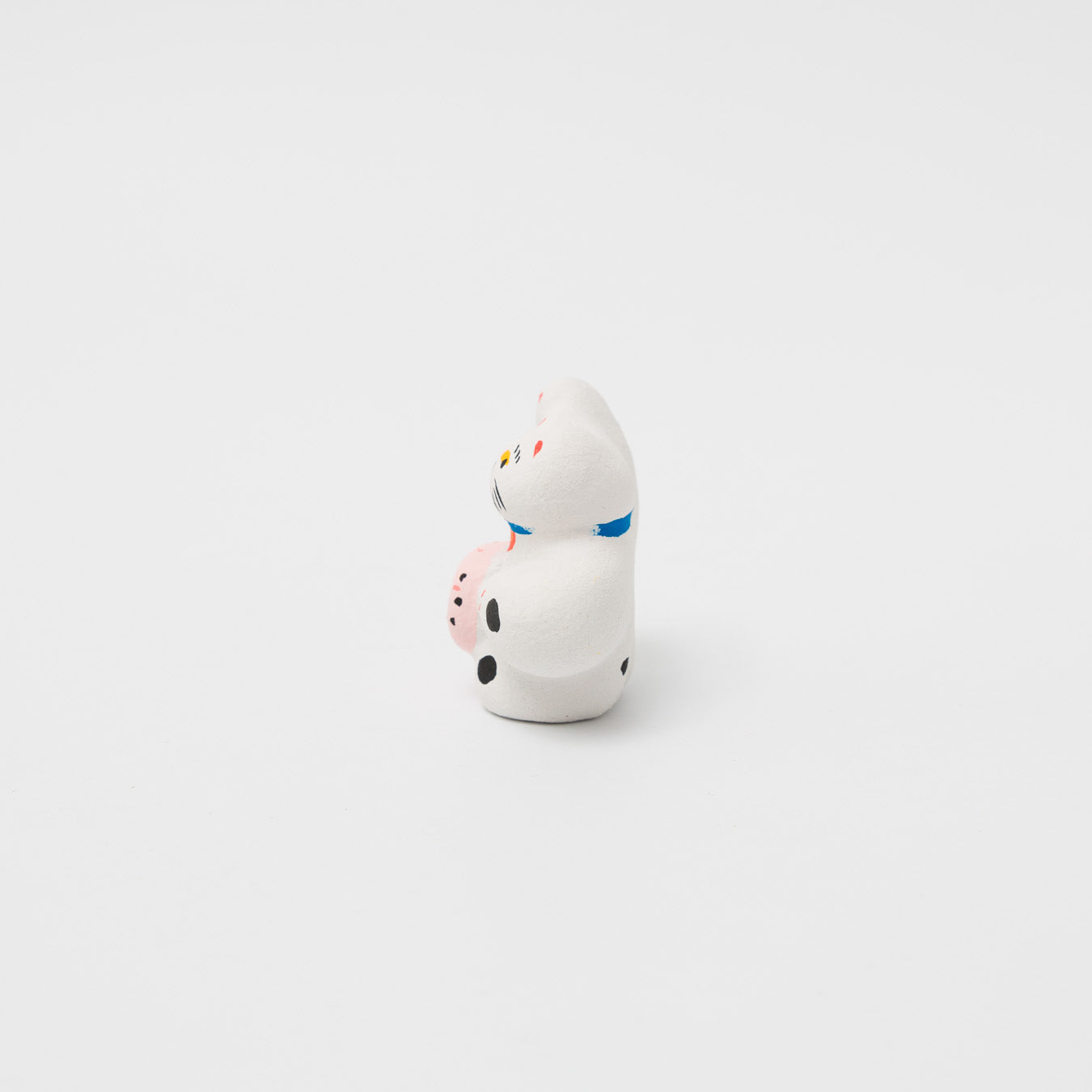 habotan-土人形「赤飯おにぎり持ち招き猫」