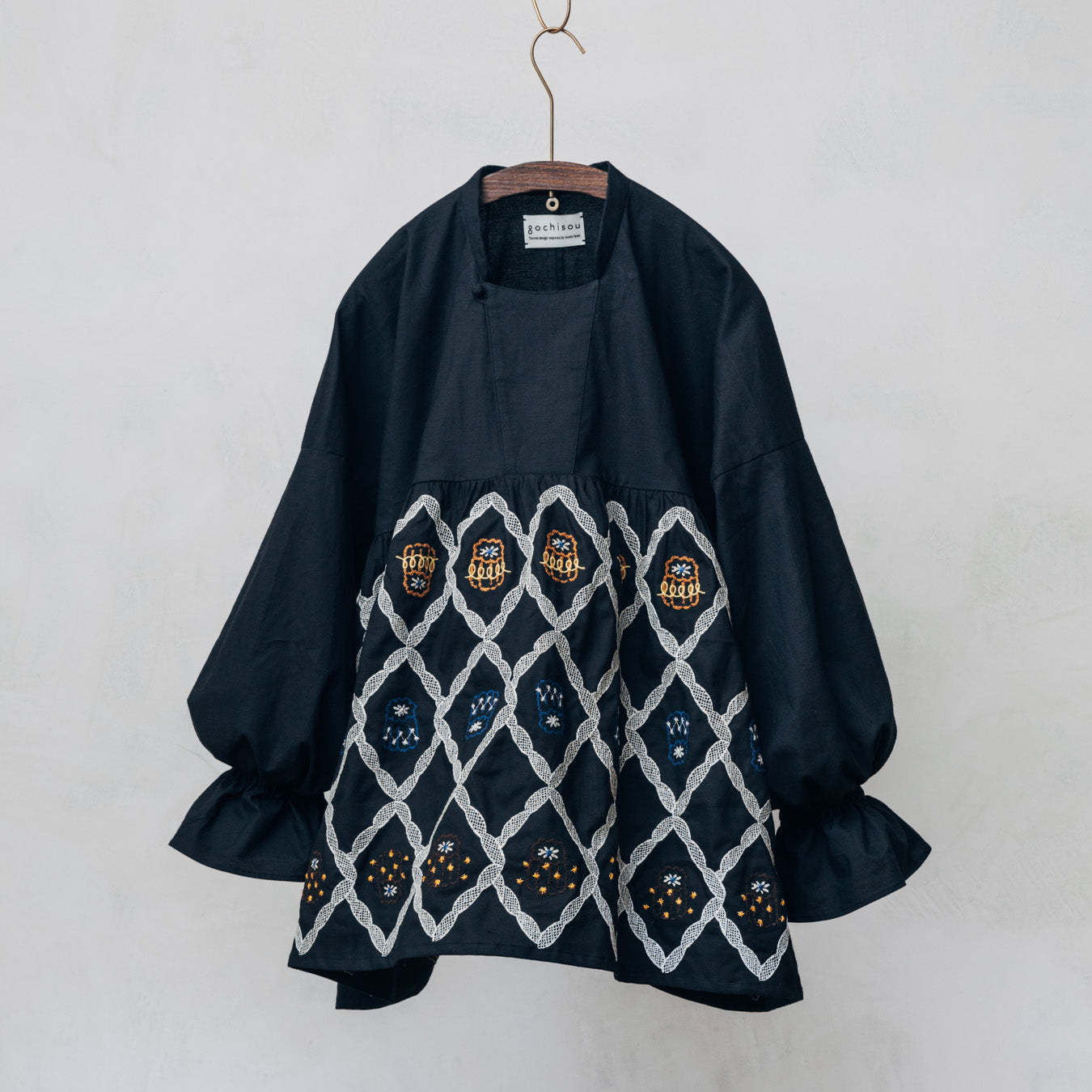 刺繍のテキスタイル“面影”を用いた、プルオーバータイプのブラウス。