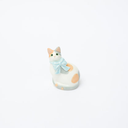 峰村ゆか-猫の置物（リボン）-1