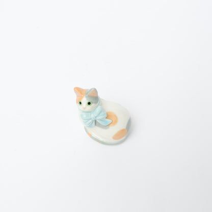 峰村ゆか-猫の置物（リボン）-1