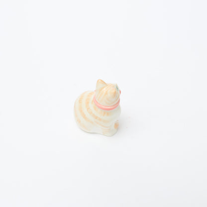 峰村ゆか-猫の置物（リボン）-2