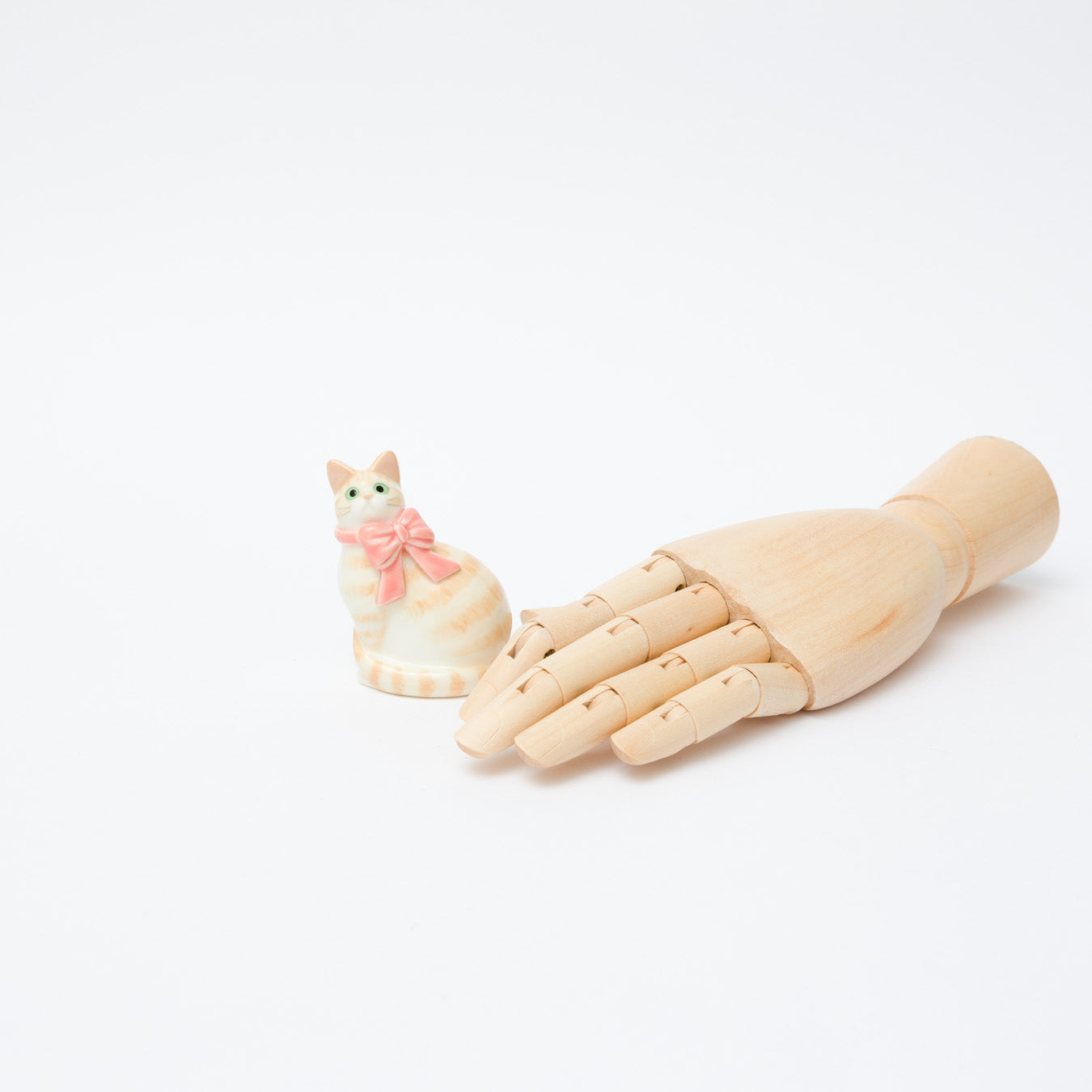 峰村ゆか-猫の置物（リボン）-2