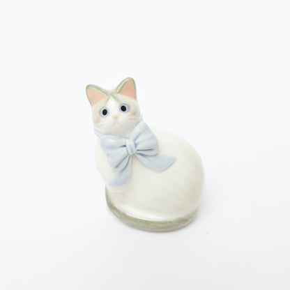峰村ゆか-猫の置物（リボン）-3