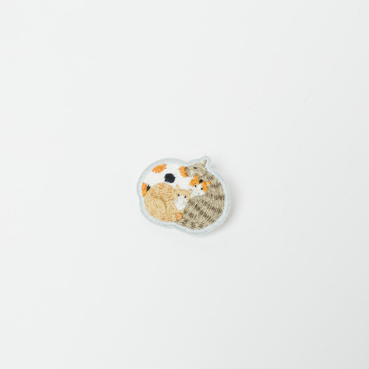 kanaecco-3匹の猫 刺繍ブローチ-1