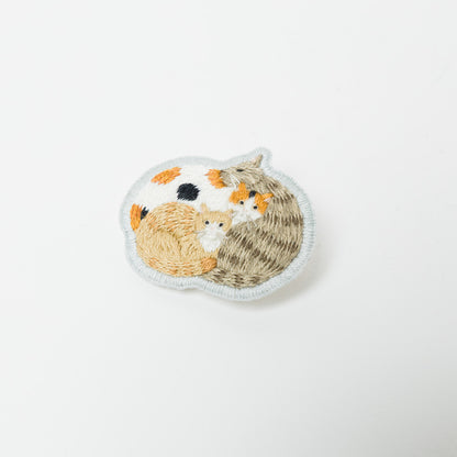 kanaecco-3匹の猫 刺繍ブローチ-1